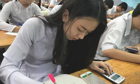 Học sinh sử dụng điện thoại trong lớp: Đừng thêm “gánh nặng” cho giáo viên